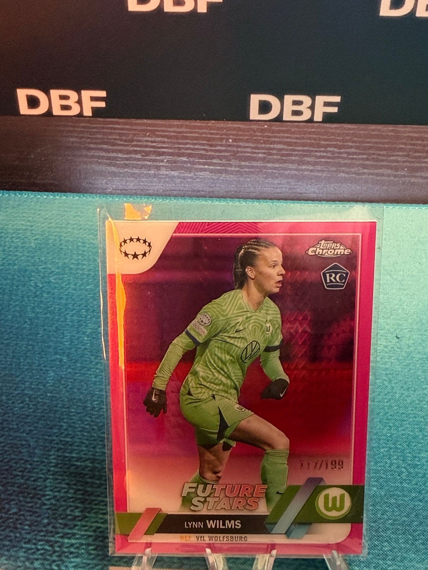 2022-23 Topps Chrome Women’s UCL Pink Prism VFL Wolfsburg Lynn Wilms RC /199
